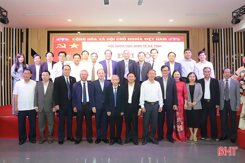 Phó Chủ tịch Thường trực UBND tỉnh Nguyễn Hồng Lĩnh, các đại biểu chụp ảnh cùng Ban chấp hành Hội Khoa học Kinh tế tỉnh khóa II. bqbht_br_19.jpg