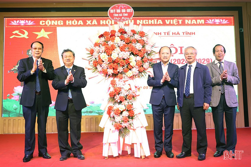 Phó Chủ tịch Thường trực UBND tỉnh Nguyễn Hồng Lĩnh thay mặt Tỉnh ủy, HĐND, UBND, Ủy ban MTTQ tỉnh tặng hoa chúc mừng đại hội. bqbht_br_8.jpg