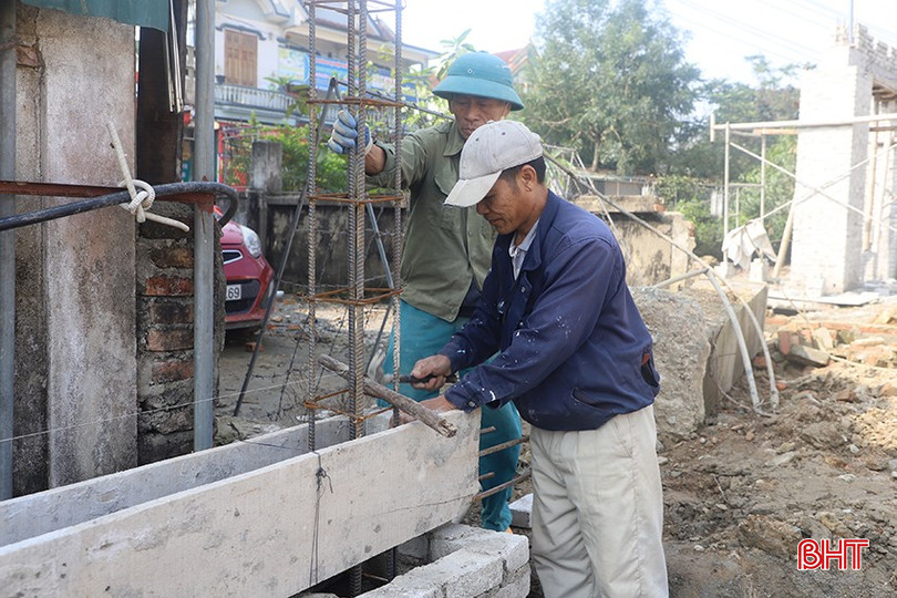 Công nhân xây dựng hàng rào dự án xây dựng hạ tầng khuôn viên trụ sở xã Kim Song Trường. bqbht_br_1.jpg