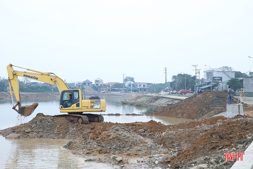 Không khí làm việc diễn ra khẩn trương trên công trình. bqbht_br_6.jpg