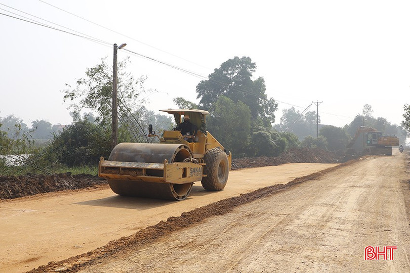 Công ty CP Xây dựng và Thương mại Trường Vinh huy động máy móc thi công dự án đường giao thông liên xã Khánh Vĩnh Yên – Vượng Lộc. bqbht_br_3.jpg