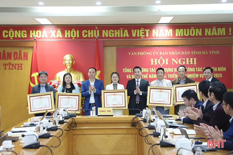 Lãnh đạo Đảng ủy Khối CCQ&DN tỉnh trao bằng khen của Thủ tướng Chính phủ cho các cá nhân. bqbht_br_11.jpg