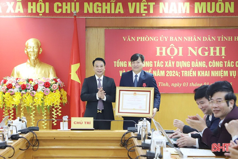 Chánh Văn phòng UBND tỉnh Nguyễn Huy Hùng trao Huân chương Lao động hạng Ba cho ông Lê Nguyễn Nguyên Cao – Trưởng phòng Tổ chức hành chính, Văn phòng UBND tỉnh. bqbht_br_12.jpg