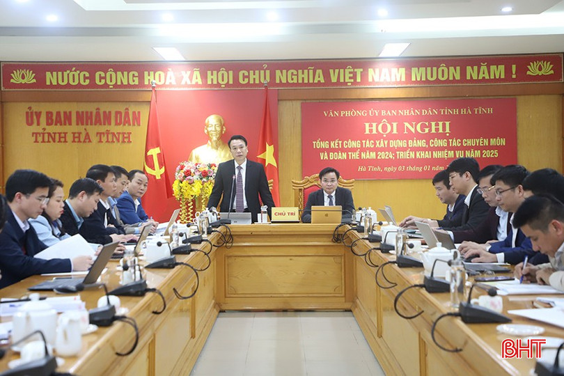 Chánh Văn phòng UBND tỉnh Nguyễn Huy Hùng và Phó Chánh văn phòng Trần Tuấn Nghĩa chủ trì hội nghị. bqbht_br_3.jpg