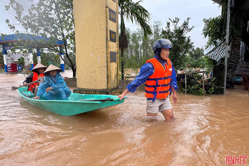 Mưa lớn khiến nước dâng cao, nhiều khu vực bị ngập sâu, giao thông đi lại khó khăn. image-5.jpg