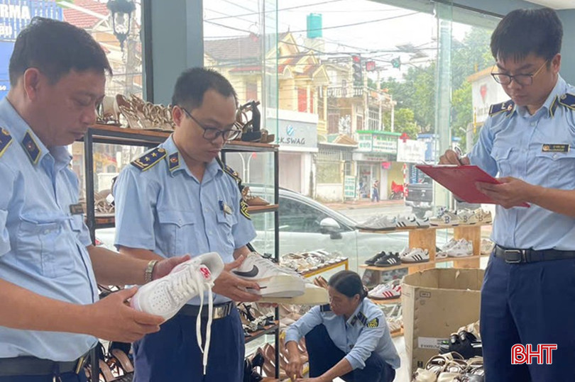 Lực lượng QLTT tỉnh kiểm tra, xử phạt 1 hộ kinh doanh giày dép tại TP Hà Tĩnh đăng bán hàng giả mạo nhãn hiệu trên facebook. Ảnh tư liệu. bqbht_br_doi-6.jpg