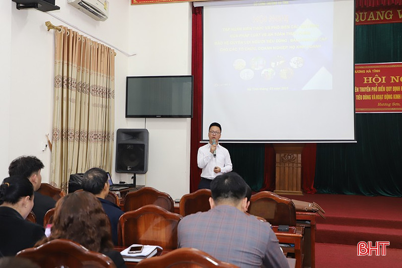 Tiến sỹ Đỗ Văn Hưng – Giảng viên trường Cao đẳng Kinh tế - Kỹ thuật Thương mại (Bộ Công Thương) truyền đạt các nội dung tại hội nghị. bqbht_br_1.jpg