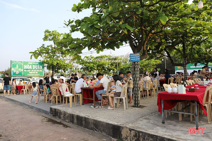 Doanh thu dịch vụ ăn uống, lưu trú trong 6 tháng đầu năm đạt hơn 4.530 tỷ đồng. bqbht_br_3.jpg