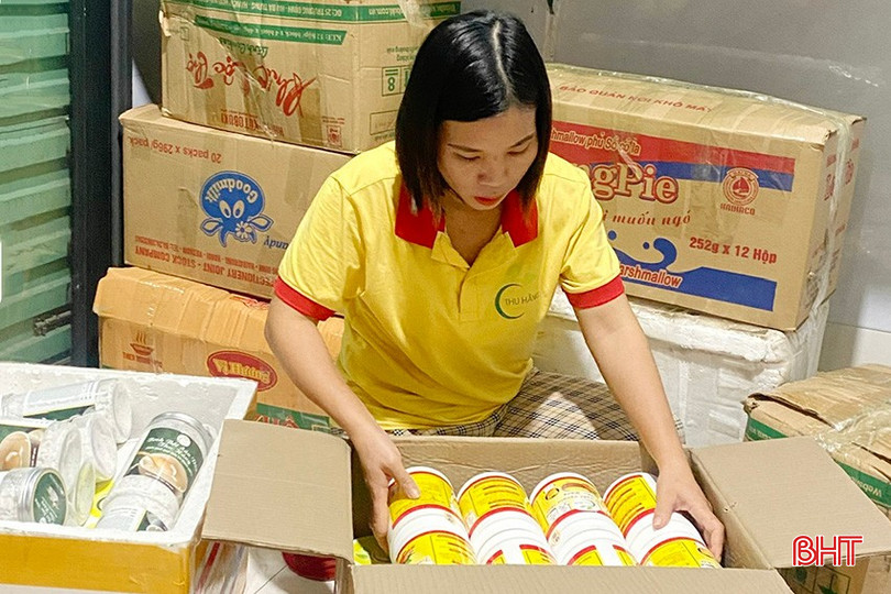 Cơ sở tinh bột nghệ Thu Hằng (xã Sơn Trà, Hương Sơn) đóng gói hàng hóa, chuẩn bị cho lễ hội cam. bqbht_br_1.jpg