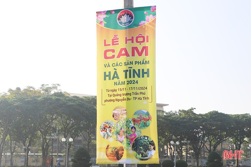 Phướn, băng rôn được treo dọc các tuyến đường ở TP Hà Tĩnh để tuyên truyền, quảng bá về lễ hội cam. bqbht_br_2.jpg