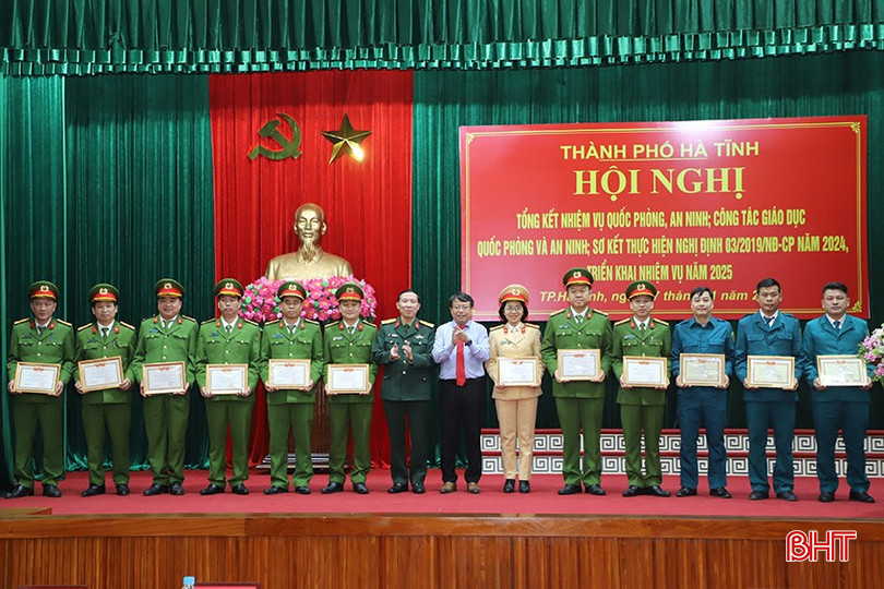 Dịp này, thành phố Hà Tĩnh cũng tổ chức trao các danh hiệu khen thưởng cho các tập thể, cá nhân xuất sắc trong thực hiện nhiệm vụ quân sự, quốc phòng an ninh. bqbht_br_1.jpg