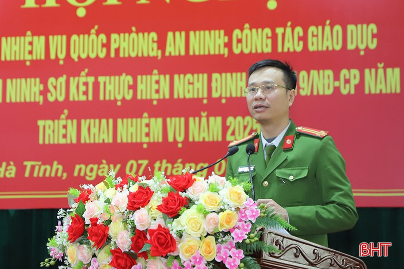 Trung tá Nguyễn Đông Hưng - Phó Trưởng Công an thành phố báo cáo công tác đảm bảo an ninh trật tự, an toàn xã hội năm 2024 và các giải pháp năm 2025. bqbht_br_3.jpg