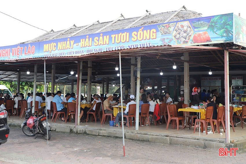 Lượng khách tại các nhà hàng hải sản ven biển trong dịp lễ tăng mạnh so với ngày thường. bqbht_br_z6558196674937-bf5bf3d333ed4fd5c6e45c81651f551a.jpg