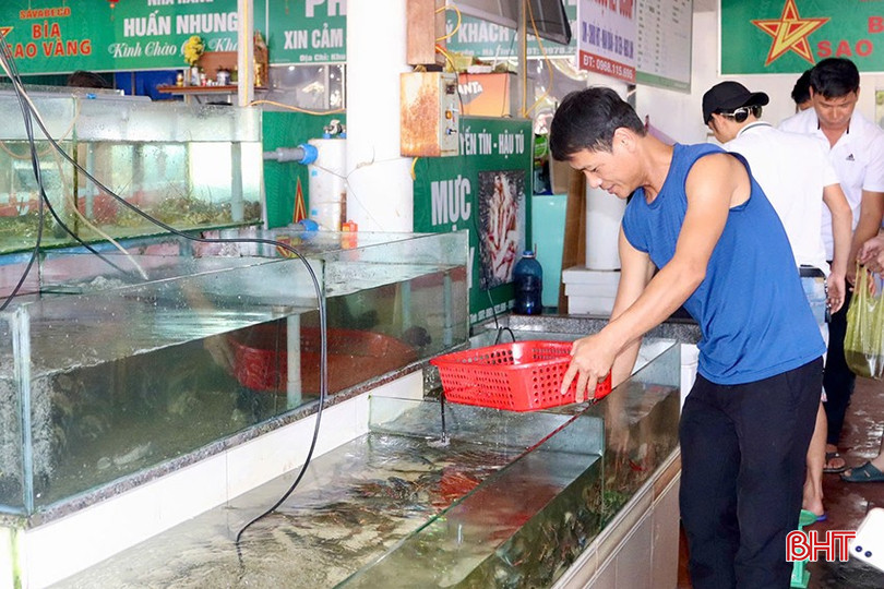 Nhà hàng hải sản Yến Tín đã chủ động nhập về nguồn hàng lớn để phục vụ nhu cầu tăng cao dịp lễ. bqbht_br_4.jpg