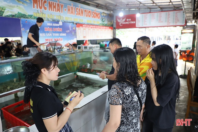 Khách hàng chọn món tại nhà hàng Hòa Duân. Khách hàng chọn món tại nhà hàng Hòa Duân.