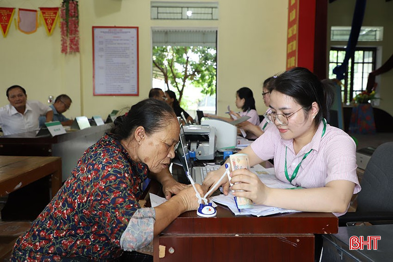 Bà Nguyễn Thị Xuân làm thủ tục trả tiền nợ và tiền lãi chương trình nước sạch và vệ sinh môi trường của Ngân hàng CSXH. bqbht_br_1.jpg