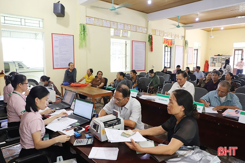 Phòng Giao dịch Ngân hàng CSXH Thạch Hà đã chủ động mượn hội trường thôn Sông Hà để tổ chức phiên giao dịch, tạo thuận lợi cho người dân. bqbht_br_2.jpg