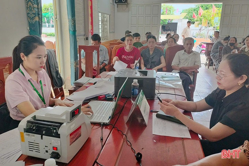 Người dân xã Thanh Bình Thịnh, huyện Đức Thọ cũ (nay là xã Đức Thịnh) thực hiện các thủ tục của Phòng Giao dịch Ngân hàng CSXH Đức Thọ trong tháng 7/2025. bqbht_br_6.jpg