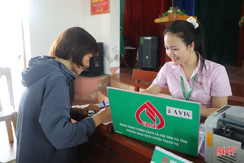 Trong bối cảnh triển khai chính quyền địa phương 2 cấp, sắp xếp lại các đơn vị hành chính, Ngân hàng CSXH đã chủ động bố trí thay đổi địa điểm giao dịch để không làm gián đoạn việc tiếp cận tín dụng chính sách của người dân. bqbht_br_8.jpg