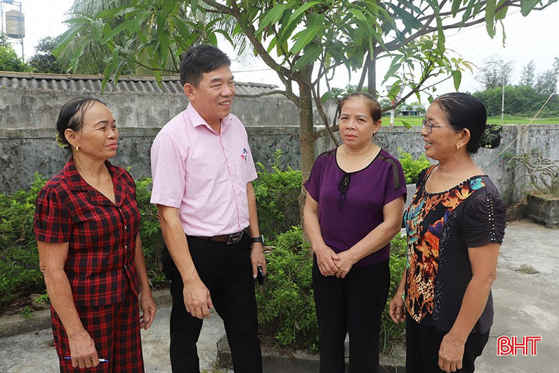Lãnh đạo Phòng Giao dịch Ngân hàng CSXH Thạch Hà trao đổi với người dân đến làm các thủ tục tại hội trường thôn Thanh Ngọc. bqbht_br_0.jpg