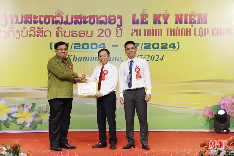 Chủ tịch Mặt trận Lào Xây dựng đất nước tỉnh Khăm Muồn Phít Xa Máy Kong Xả Đệt trao bằng khen cho Vilaco. 6.jpg