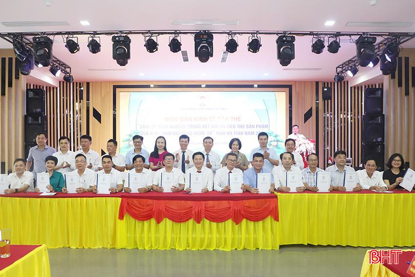 Lãnh đạo liên minh HTX 15 tỉnh, thành phố ký kết biên bản hợp tác tiêu thụ sản phẩm. 2.jpg