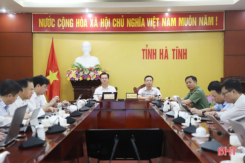 Phó Chủ tịch UBND tỉnh Trần Báu Hà và lãnh đạo Sở TT&TT điều hành tại điểm cầu Hà Tĩnh. 2.jpg