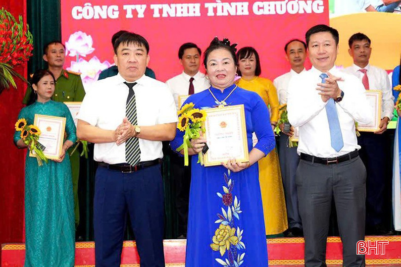 ក្រុមហ៊ុន Tinh Chuong Company Limited គឺជាគំរូមួយក្នុងចំណោមគំរូទំនើបចំនួន 25 ក្នុងចលនាត្រាប់តាមស្នេហាជាតិ ដំណាក់កាល 2020-2025 របស់ឃុំ Cam Binh។ bqbht_br_2.jpg