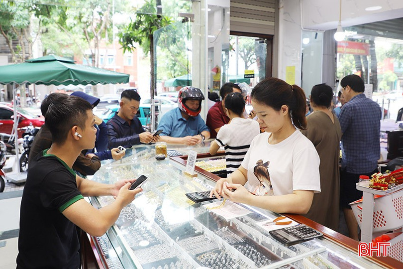 Mức giá tăng liên tục đã "kéo" giao dịch mua bán thị trường vàng nhộn nhịp trong nhiều tháng qua. 8-4226-8617.jpg