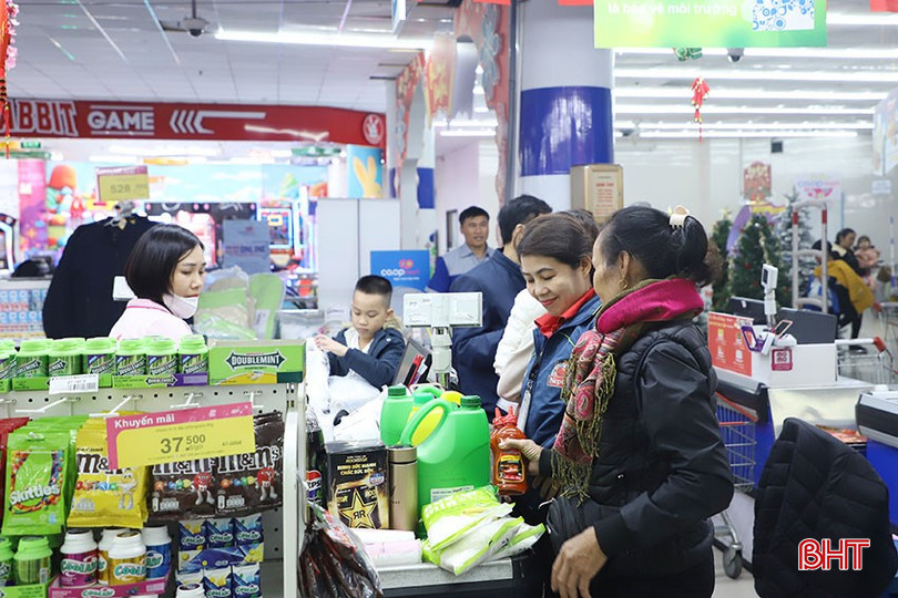 Siêu thị Co.opmart Hà Tĩnh bổ sung lao động thời vụ, mở thêm các quầy thanh toán để phục vụ khách hàng dịp Tết. bqbht_br_3.jpg