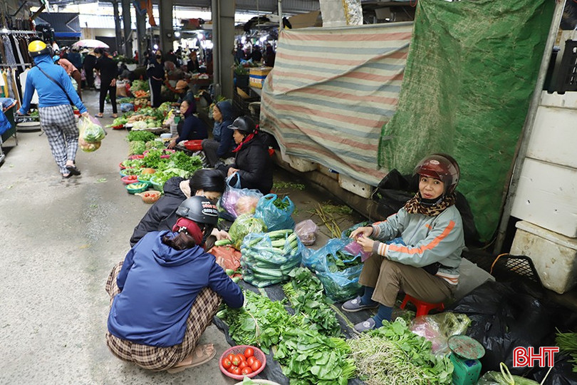 Bà Nguyễn Thị Huệ - tiểu thương bán rau ở chợ Bình Hương (TP Hà Tĩnh) cho hay: “Tôi nhập rau từ vùng trồng của các tỉnh và các địa phương trong tỉnh như: TP Hà Tĩnh, Thạch Hà. Khoảng gần vài tháng nay, vào đợt sản xuất vụ đông, nguồn rau xanh cung ứng cho thị trường lớn và đa dạng nên giá khá rẻ. Nay chợ Tết nhưng giá vẫn ổn định chứ không tăng”.