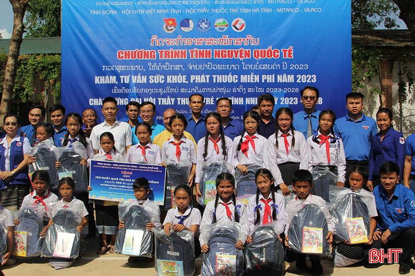 Vilaco phối hợp các đơn vị tổ chức cấp phát thuốc và trao học bổng cho bà con, học sinh tại huyện Xebangphay năm 2023. 2.jpg