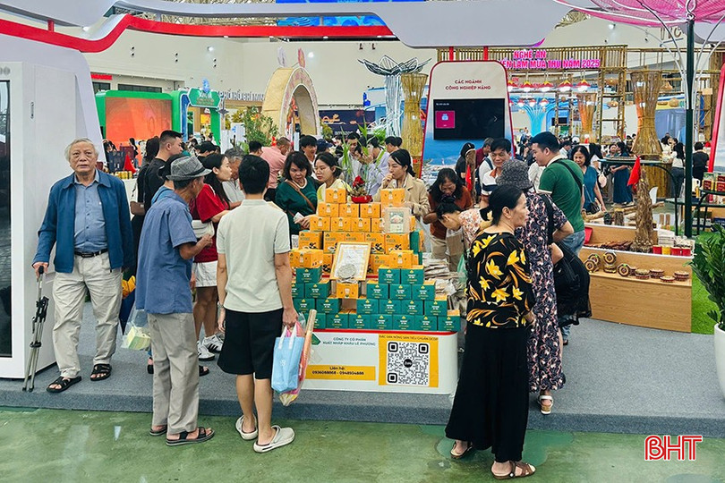 Atmosferă animată de cumpărături la standul din Ha Tinh. bqbht_br_5-6189.jpg