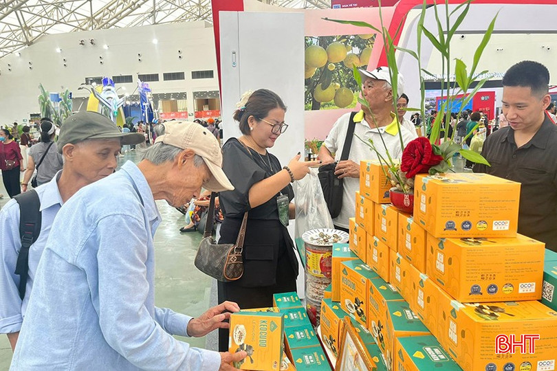 Dulciurile speciale Cu Do de la Ha Tinh sunt alese de mulți clienți la Târgul de Toamnă din 2025. bqbht_br_2.jpg