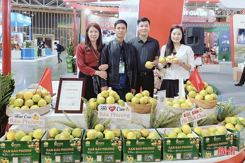Taraba de portocale Bao Phuong a vândut peste 1,5 tone de portocale și trebuie să transporte continuu mărfuri din zona rurală în capitală pentru a asigura deservirea consumatorilor. bqbht_br_8.jpg