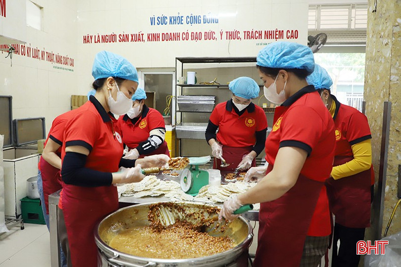 Trung bình mỗi năm, cơ sở sản xuất kẹo cu đơ Phong Nga tiêu thụ 1 - 1,2 triệu bánh. bqbht_br_5.jpg