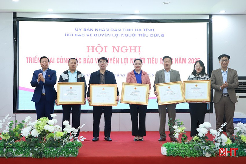 Hội Bảo vệ quyền lợi người tiêu dùng tỉnh trao bằng khen của Hội Bảo vệ quyền lợi người tiêu dùng Việt Nam cho các các nhân có thành tích trong công tác hội. bqbht_br_0.jpg