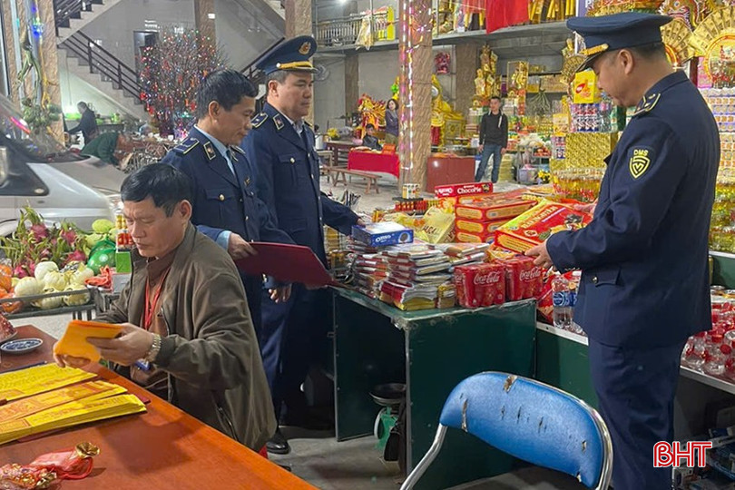 Đội QLTT số 2 kiểm tra hàng hóa, hoạt động kinh doanh tại khu vực đền Chợ Củi. bqbht_br_3.jpg