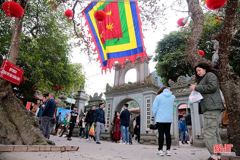 Đền Chợ Củi (Nghi Xuân) đón đông đảo du khách trong thời điểm năm mới. bqbht_br_10.jpg