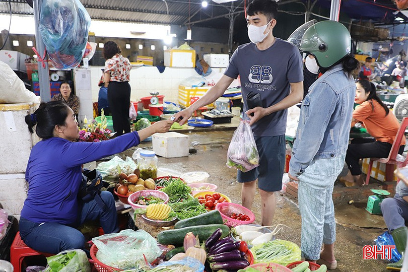 Theo các tiểu thương, nguyên nhân tăng giá là do mưa lũ, các vùng trồng rau bị ngập nước dẫn đến nguồn cung hạn chế. 9.jpg