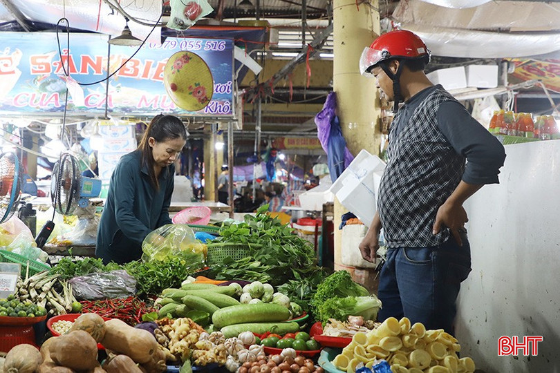 Người dân mua rau tại chợ TP Hà Tĩnh. 18.jpg