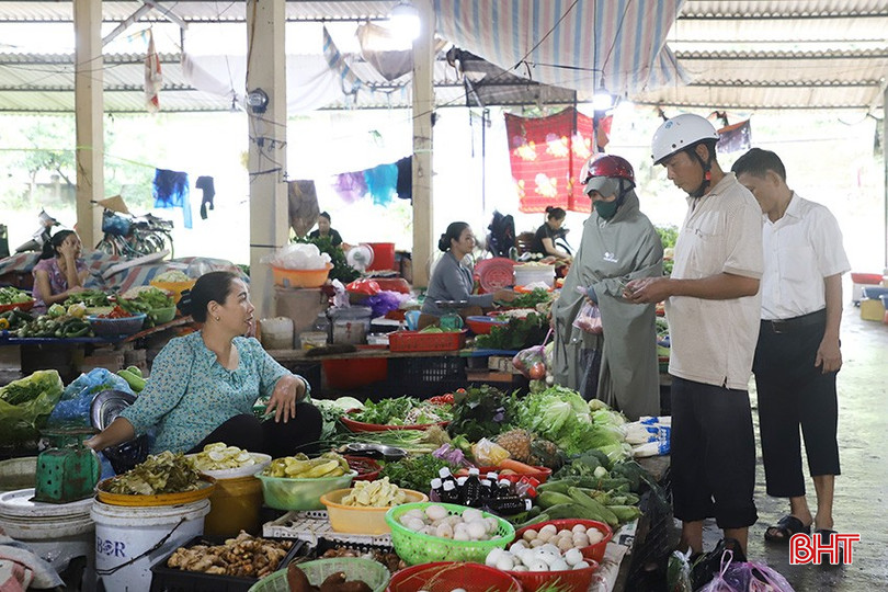 Rau xanh đắt giá sau những ngày mưa lớn 7.jpg