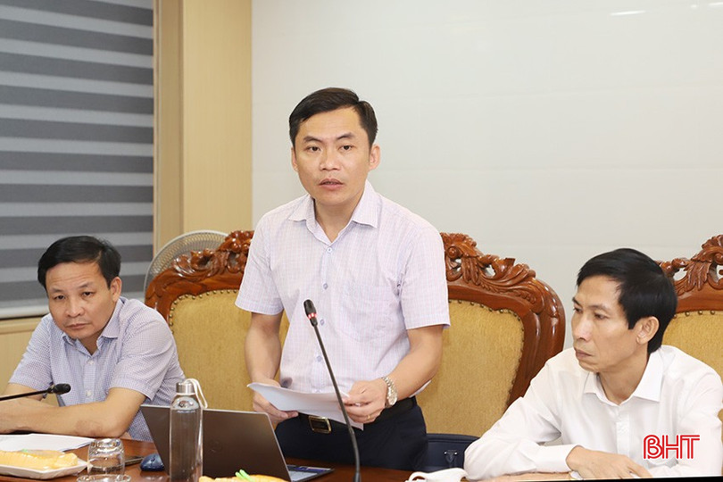 Ông Ngô Đức Quy – Giám đốc Ban Quản lý dự án đầu tư xây dựng huyện Thạch Hà báo cáo tiến độ giải ngân và xây dựng Tiểu dự án cải thiện cơ sở hạ tầng đô thị Thạch Hà, huyện Thạch Hà, tỉnh Hà Tĩnh. 1.jpg