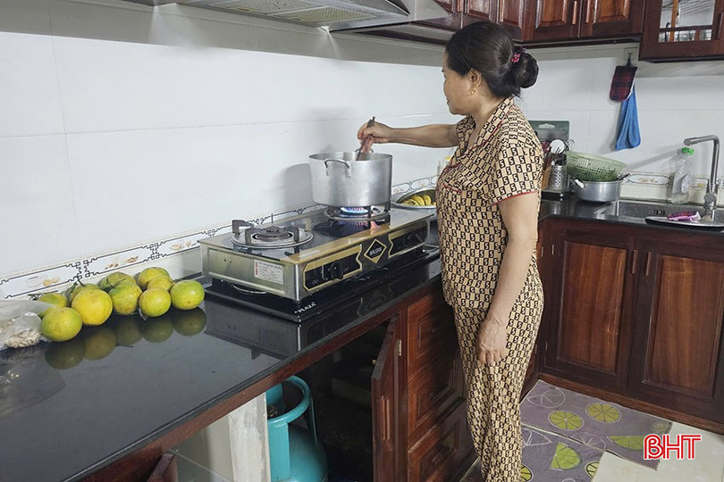 Là nhiên liệu đun nấu phổ biến của nhiều gia đình, do vậy giá gas tăng đã gây thêm áp lực cho người dân. bqbht_br_4.jpg