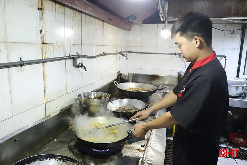 Mỗi tháng, nhà hàng Thái Bình Nhà tôi sử dụng khoảng 10 bình gas để đun nấu nên khi giá tăng, bị đội chi phí khá lớn. bqbht_br_9.jpg