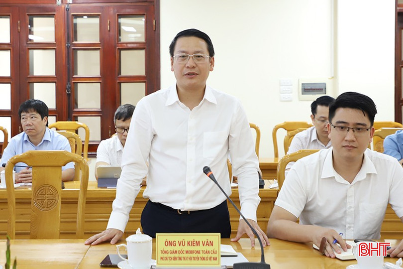 Ông Vũ Kiêm Văn - Tổng Giám đốc MobiFone Global trình bày báo cáo hệ thống điều phối dữ liệu ngành y tế. bqbht_br_2-9687.jpg