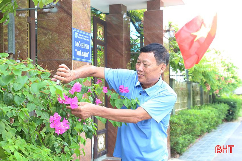 Ông Trần Hữu Tuệ cắt tỉa, chỉnh trang hàng rào, góp phần vào phong trào xây dựng NTM tại địa phương. 3.jpg