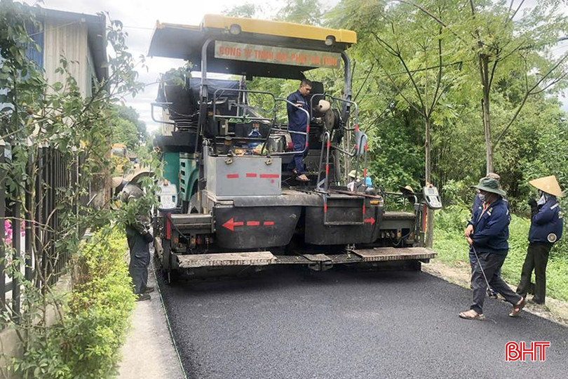 Đến nay, toàn xã Thạch Bình đã thảm nhựa được hơn 6,5km đường giao thông. 56.jpg