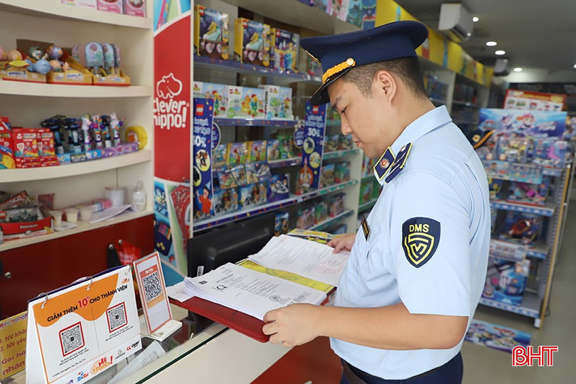 Lực lượng QLTT kiểm tra đăng kí kinh doanh, xuất xứ hàng hóa... nhằm đảm bảo quyền lợi cho người tiêu dùng. 1.jpg