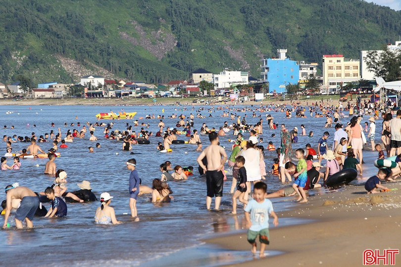 Lượng du khách đến tham quan, nghỉ dưỡng tăng cao đưa hoạt động du lịch trở thành điểm nhấn trong bức tranh kinh tế - xã hội nửa đầu năm của tỉnh. img-1462-copy.jpg